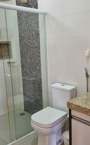 Casa de condomínio à venda com 415m², 4 quartos e 3 vagas Casa de condomínio à venda com 415m², 4 quartos e 3 vagasBanheiro