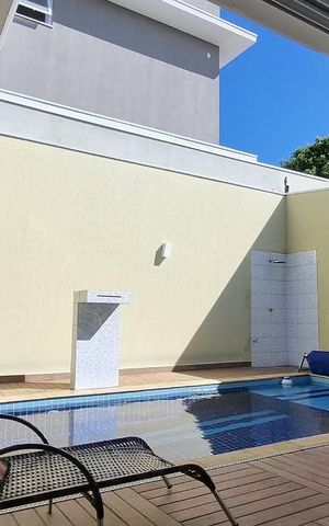 Casa de condomínio à venda com 415m², 4 quartos e 3 vagas Casa de condomínio à venda com 415m², 4 quartos e 3 vagasÁrea externa