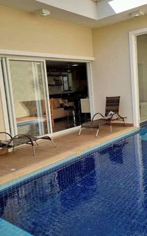 Casa de condomínio à venda com 415m², 4 quartos e 3 vagas Casa de condomínio à venda com 415m², 4 quartos e 3 vagasÁrea externa
