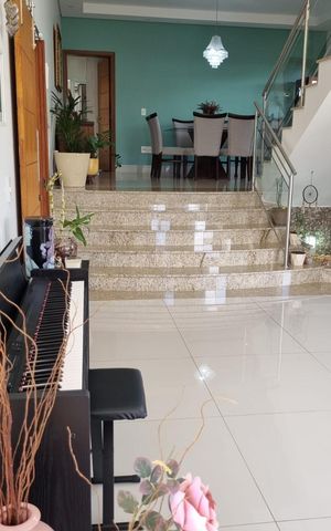 Casa de condomínio à venda com 415m², 4 quartos e 3 vagas Casa de condomínio à venda com 415m², 4 quartos e 3 vagasSala