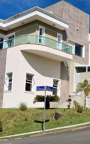 Casa de condomínio à venda com 415m², 4 quartos e 3 vagas Casa de condomínio à venda com 415m², 4 quartos e 3 vagasFachada