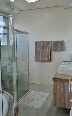 Casa de condomínio à venda com 415m², 4 quartos e 3 vagas Casa de condomínio à venda com 415m², 4 quartos e 3 vagasBanheiro