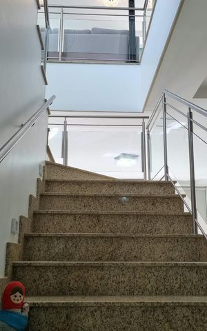 Casa de condomínio à venda com 415m², 4 quartos e 3 vagas Casa de condomínio à venda com 415m², 4 quartos e 3 vagasCorredor