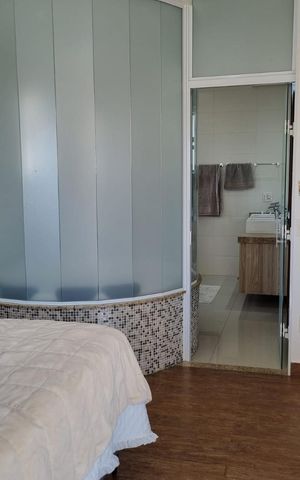Casa de condomínio à venda com 415m², 4 quartos e 3 vagas Casa de condomínio à venda com 415m², 4 quartos e 3 vagasBanheiro
