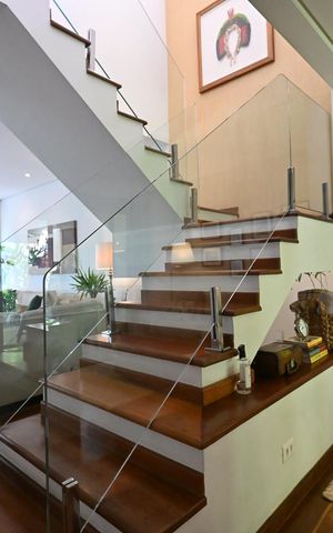 Casa de condomínio à venda com 314m², 4 quartos e 4 vagasEscada