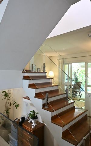 Casa de condomínio à venda com 314m², 4 quartos e 4 vagasEscada