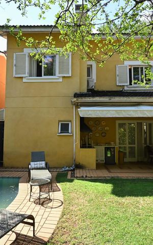 Casa de condomínio à venda com 314m², 4 quartos e 4 vagasFachada Posterior