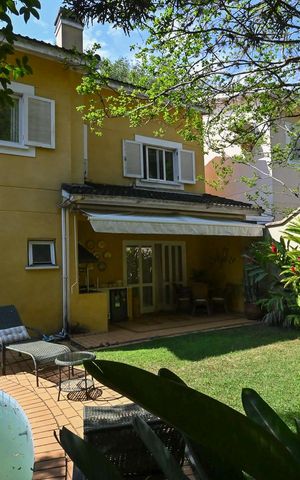 Casa de condomínio à venda com 314m², 4 quartos e 4 vagasFachada Posterior