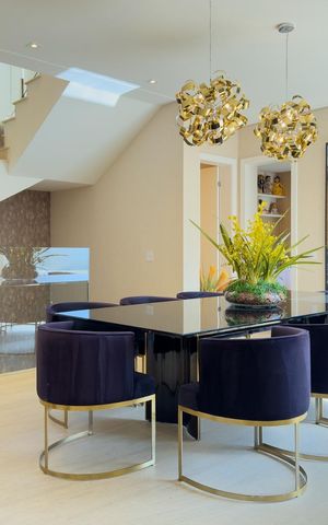 Casa de condomínio à venda com 574m², 4 quartos e 6 vagas Casa de condomínio à venda com 574m², 4 quartos e 6 vagasSala