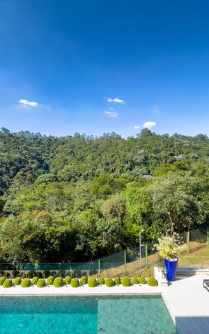 Casa de condomínio à venda com 574m², 4 quartos e 6 vagas Casa de condomínio à venda com 574m², 4 quartos e 6 vagasVista