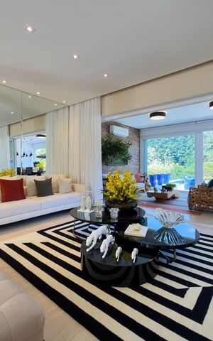 Casa de condomínio à venda com 574m², 4 quartos e 6 vagas Casa de condomínio à venda com 574m², 4 quartos e 6 vagasSala