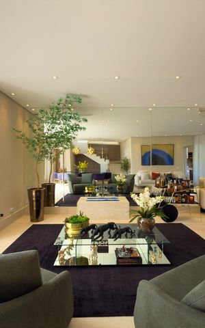 Casa de condomínio à venda com 574m², 4 quartos e 6 vagas Casa de condomínio à venda com 574m², 4 quartos e 6 vagasSala