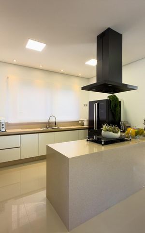 Casa de condomínio à venda com 574m², 4 quartos e 6 vagas Casa de condomínio à venda com 574m², 4 quartos e 6 vagasCozinha