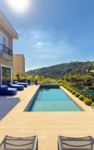 Casa de condomínio à venda com 574m², 4 quartos e 6 vagas Casa de condomínio à venda com 574m², 4 quartos e 6 vagasÁrea externa