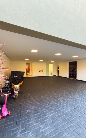 Casa de condomínio à venda com 574m², 4 quartos e 6 vagas Casa de condomínio à venda com 574m², 4 quartos e 6 vagasGaragem