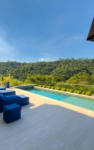 Casa de condomínio à venda com 574m², 4 quartos e 6 vagas Casa de condomínio à venda com 574m², 4 quartos e 6 vagasÁrea externa