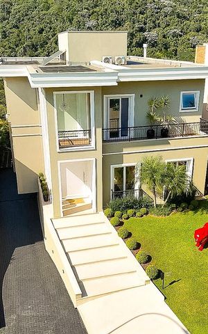 Casa de condomínio à venda com 574m², 4 quartos e 6 vagas Casa de condomínio à venda com 574m², 4 quartos e 6 vagasFachada