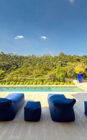 Casa de condomínio à venda com 574m², 4 quartos e 6 vagas Casa de condomínio à venda com 574m², 4 quartos e 6 vagasÁrea externa