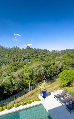 Casa de condomínio à venda com 574m², 4 quartos e 6 vagas Casa de condomínio à venda com 574m², 4 quartos e 6 vagasVista
