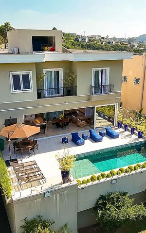 Casa de condomínio à venda com 574m², 4 quartos e 6 vagas Casa de condomínio à venda com 574m², 4 quartos e 6 vagasFachada