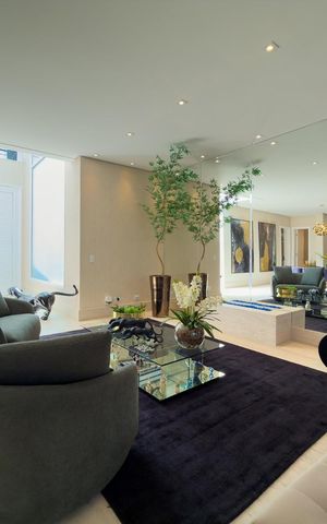 Casa de condomínio à venda com 574m², 4 quartos e 6 vagas Casa de condomínio à venda com 574m², 4 quartos e 6 vagasSala