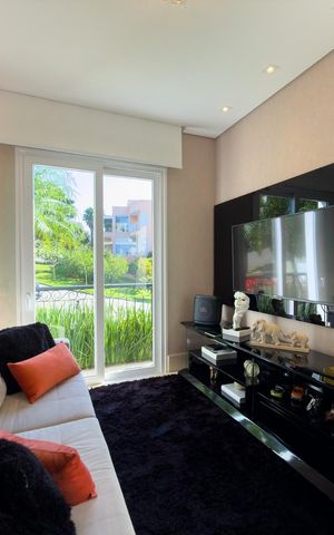 Casa de condomínio à venda com 574m², 4 quartos e 6 vagas Casa de condomínio à venda com 574m², 4 quartos e 6 vagasSala