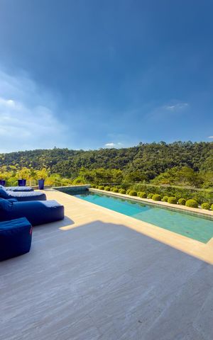 Casa de condomínio à venda com 574m², 4 quartos e 6 vagas Casa de condomínio à venda com 574m², 4 quartos e 6 vagasÁrea externa
