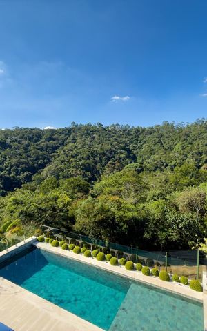 Casa de condomínio à venda com 574m², 4 quartos e 6 vagas Casa de condomínio à venda com 574m², 4 quartos e 6 vagasVista