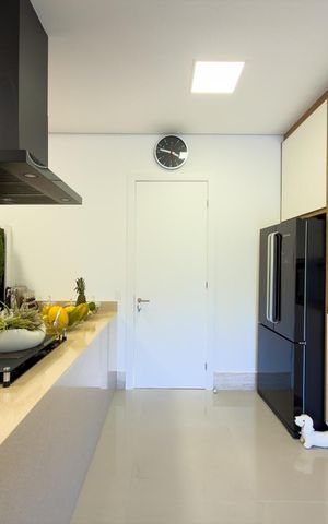 Casa de condomínio à venda com 574m², 4 quartos e 6 vagas Casa de condomínio à venda com 574m², 4 quartos e 6 vagasCozinha