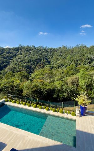 Casa de condomínio à venda com 574m², 4 quartos e 6 vagas Casa de condomínio à venda com 574m², 4 quartos e 6 vagasVista