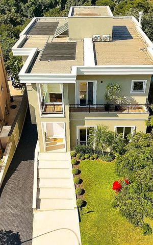 Casa de condomínio à venda com 574m², 4 quartos e 6 vagas Casa de condomínio à venda com 574m², 4 quartos e 6 vagasFachada