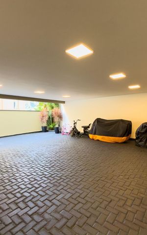 Casa de condomínio à venda com 574m², 4 quartos e 6 vagas Casa de condomínio à venda com 574m², 4 quartos e 6 vagasGaragem