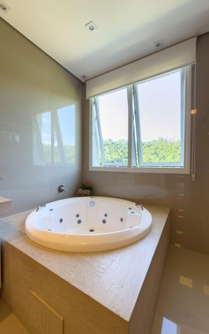 Casa de condomínio à venda com 574m², 4 quartos e 6 vagas Casa de condomínio à venda com 574m², 4 quartos e 6 vagasBanheiro 2