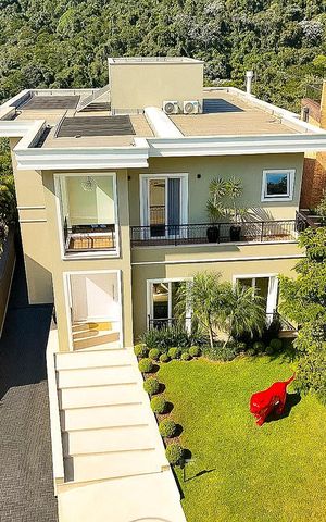 Casa de condomínio à venda com 574m², 4 quartos e 6 vagas Casa de condomínio à venda com 574m², 4 quartos e 6 vagasFachada