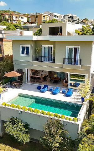 Casa de condomínio à venda com 574m², 4 quartos e 6 vagas Casa de condomínio à venda com 574m², 4 quartos e 6 vagasFachada