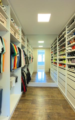 Casa de condomínio à venda com 574m², 4 quartos e 6 vagas Casa de condomínio à venda com 574m², 4 quartos e 6 vagasCloset 2