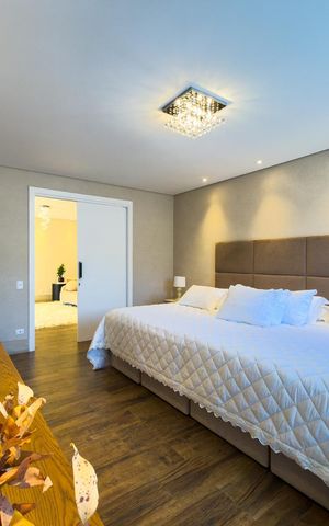 Casa de condomínio à venda com 574m², 4 quartos e 6 vagas Casa de condomínio à venda com 574m², 4 quartos e 6 vagasQuarto 1
