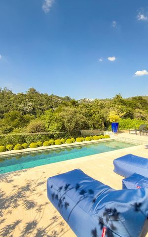 Casa de condomínio à venda com 574m², 4 quartos e 6 vagas Casa de condomínio à venda com 574m², 4 quartos e 6 vagasÁrea externa