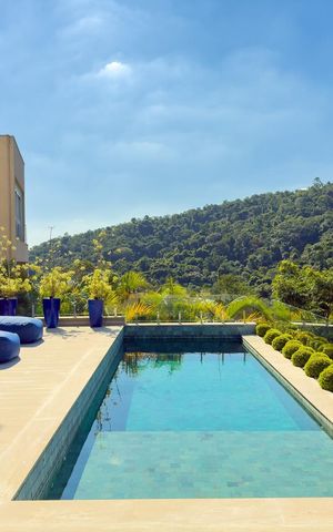 Casa de condomínio à venda com 574m², 4 quartos e 6 vagas Casa de condomínio à venda com 574m², 4 quartos e 6 vagasÁrea externa