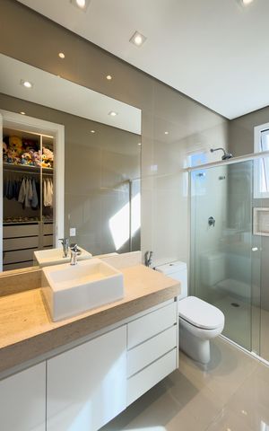 Casa de condomínio à venda com 574m², 4 quartos e 6 vagas Casa de condomínio à venda com 574m², 4 quartos e 6 vagasBanheiro 1
