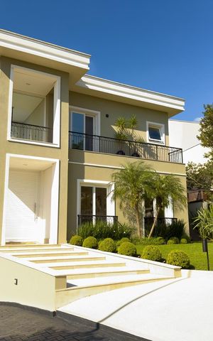 Casa de condomínio à venda com 574m², 4 quartos e 6 vagas Casa de condomínio à venda com 574m², 4 quartos e 6 vagasFachada