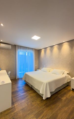 Casa de condomínio à venda com 574m², 4 quartos e 6 vagas Casa de condomínio à venda com 574m², 4 quartos e 6 vagasQuarto 2