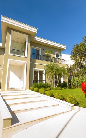 Casa de condomínio à venda com 574m², 4 quartos e 6 vagas Casa de condomínio à venda com 574m², 4 quartos e 6 vagasFachada