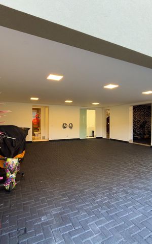 Casa de condomínio à venda com 574m², 4 quartos e 6 vagas Casa de condomínio à venda com 574m², 4 quartos e 6 vagasGaragem
