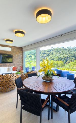 Casa de condomínio à venda com 574m², 4 quartos e 6 vagas Casa de condomínio à venda com 574m², 4 quartos e 6 vagasÁrea externa