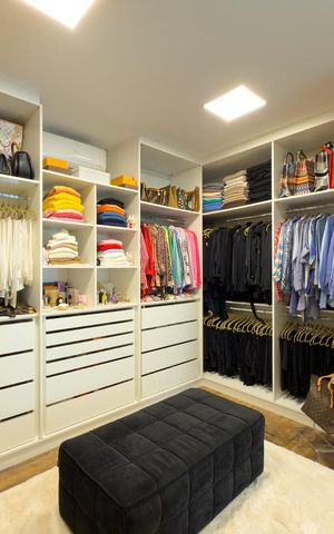 Casa de condomínio à venda com 574m², 4 quartos e 6 vagas Casa de condomínio à venda com 574m², 4 quartos e 6 vagasCloset 1