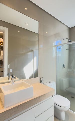 Casa de condomínio à venda com 574m², 4 quartos e 6 vagas Casa de condomínio à venda com 574m², 4 quartos e 6 vagasBanheiro 1