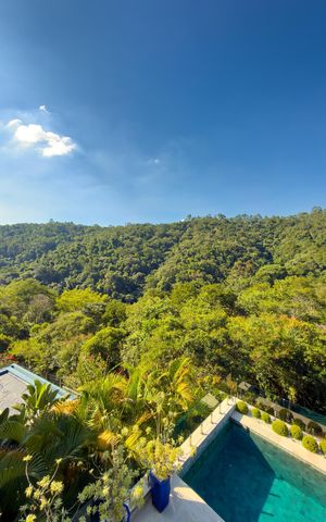 Casa de condomínio à venda com 574m², 4 quartos e 6 vagas Casa de condomínio à venda com 574m², 4 quartos e 6 vagasVista