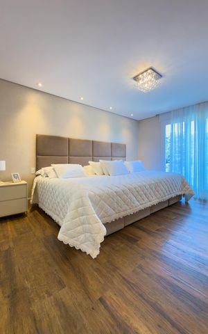 Casa de condomínio à venda com 574m², 4 quartos e 6 vagas Casa de condomínio à venda com 574m², 4 quartos e 6 vagasQuarto 1