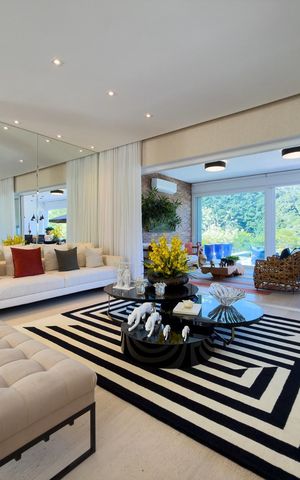 Casa de condomínio à venda com 574m², 4 quartos e 6 vagas Casa de condomínio à venda com 574m², 4 quartos e 6 vagasSala